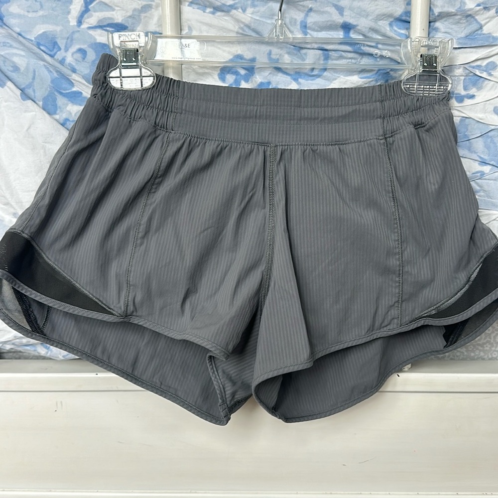 Lululemon hotty hot, 2.5 inch, low rise, size 6, hardly worn, gray